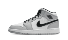 Tênis Air Jordan 1 Mid GS cor cinza claro estilo 'Light Smoke Grey' sobre fundo branco com sombra sutil