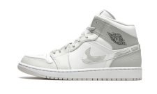 Tênis Air Jordan 1 Mid cor cinza com camuflagem 'Grey Camo' sobre fundo branco com sombra sutil